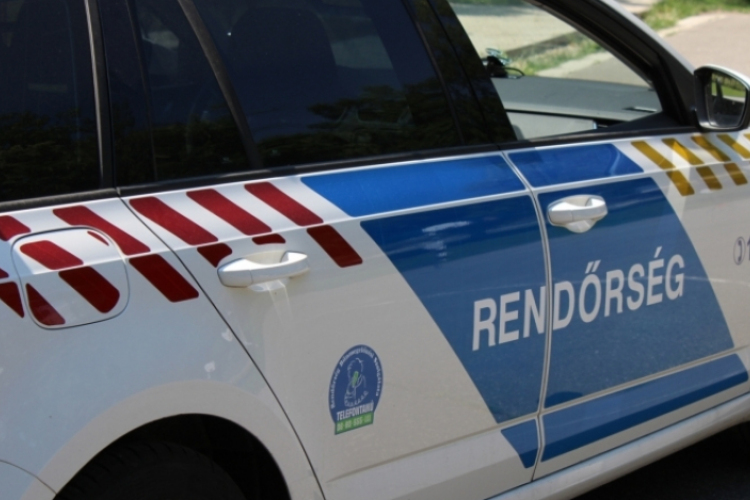 Szabálytalanul előzött, a rendőrök előállították