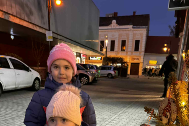 Óvodások karácsonyfa díszítése a belvárosban