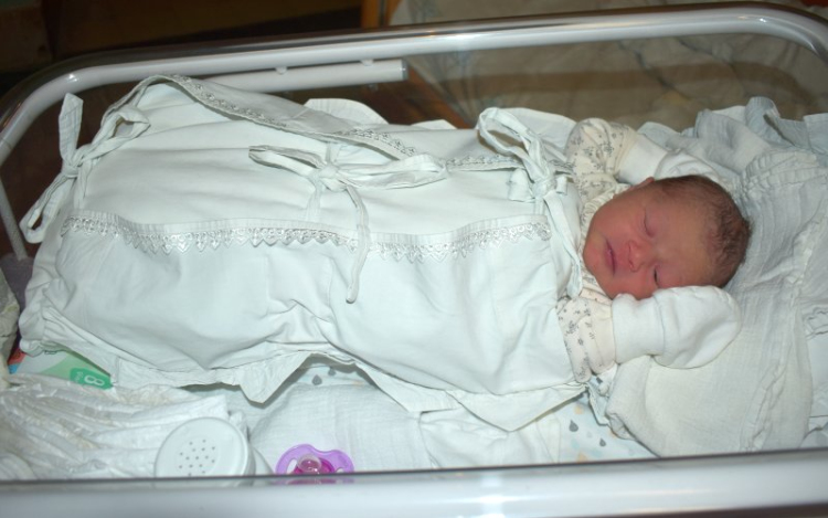 Kiara Csilla az év első pápai babája