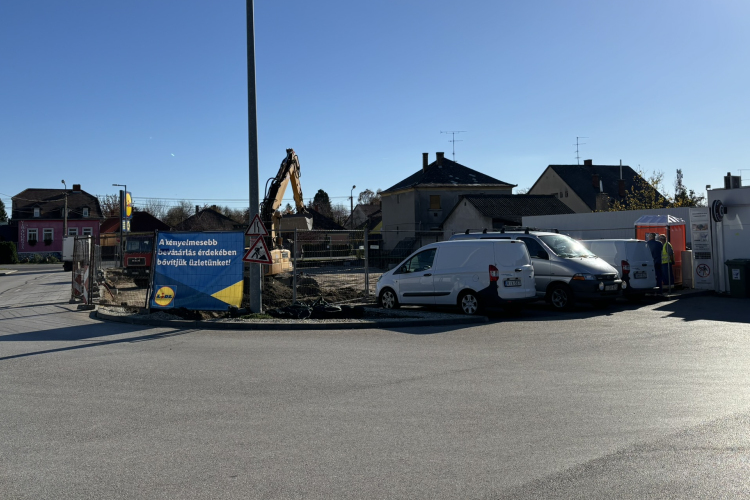 Lázas építkezés a Lidl pápai áruházánál