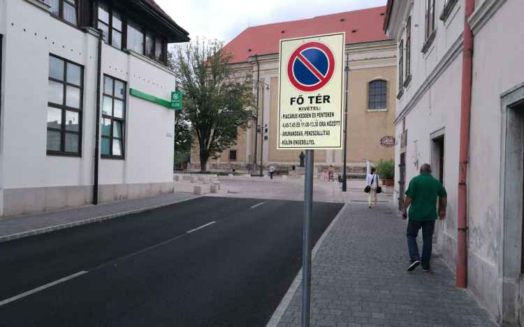 Figyelem! Várakozni tilos zónát alakítottak ki a Fő téren