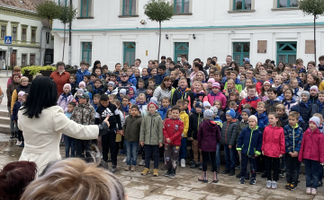 Többszáz erkeles diák énekelt a belvárosban