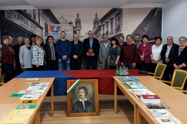 Petrovicsból 180 éve lett Petőfi Pápán – Elindult a városbarátok Petőfi-emlékprojektje