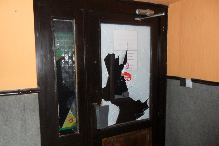 Kidobták a szórakozóhelyről, szamurájkarddal ment vissza