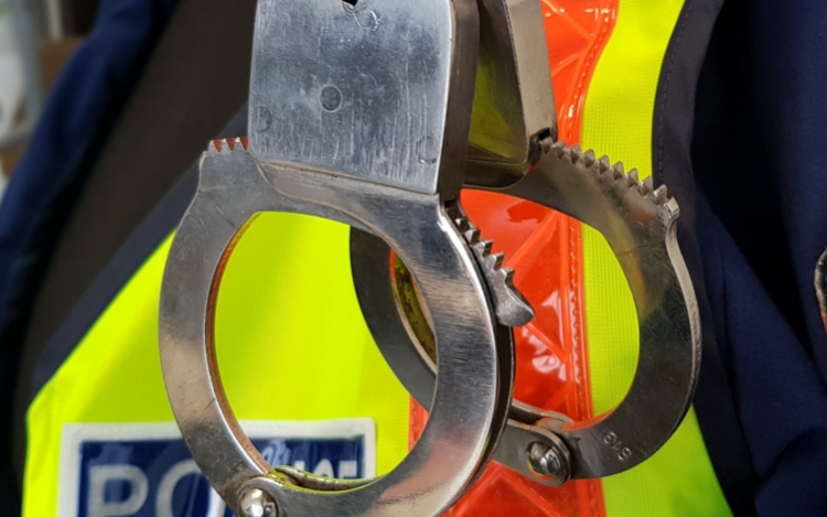 Elcsalták, megverték, majd kifosztották a férfit Pápán