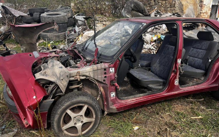 Alkatrészekre bontotta szét autóját