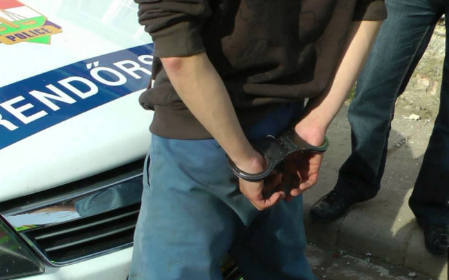 Körözött személyeket fogtak a pápai rendőrök