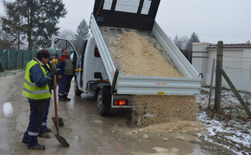 Javítja a murvás utakat a Városgondnokság