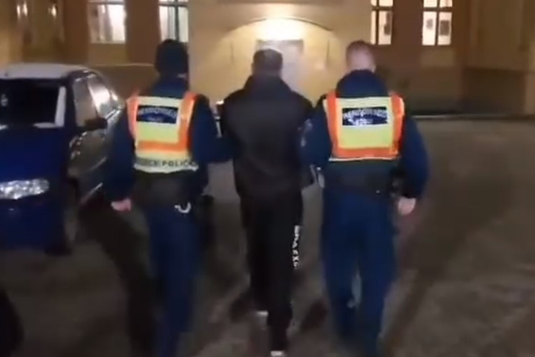 Saját szüleit fenyegette egy pápai férfi