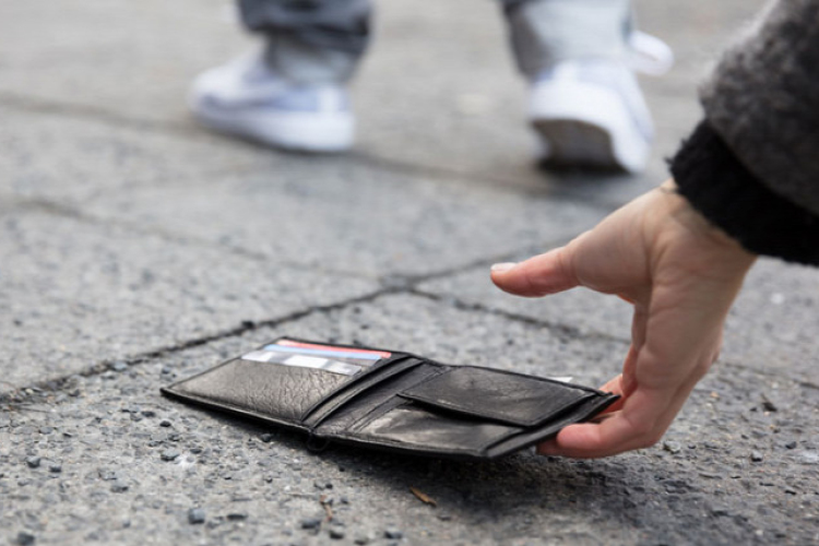 Eltett egy pénzzel teli tárcát, vádat emeltek ellene