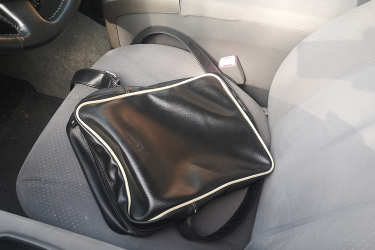 Összesen 26 autó feltörése miatt emelt vádat a Pápai Járási Ügyészség egy pár ellen