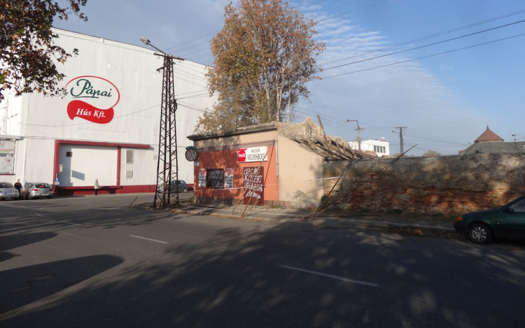 Bontják a húsgyárral szemközti önkormányzati épületet