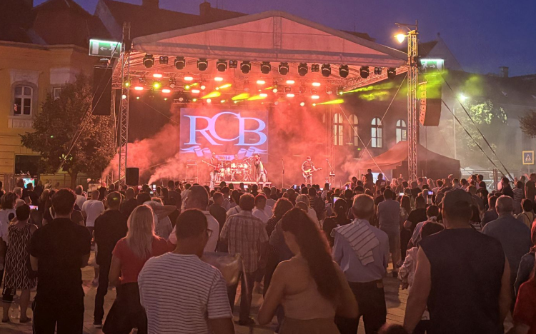 Pápai Játékfesztivál - Az RCB koncertje, majd utcabuli zárta a szombat estét