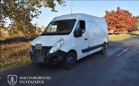 Kisteherautóval szállított 24 migránst a bíróság elé állított embercsempész