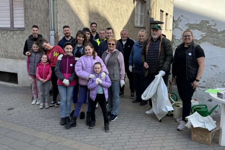 Takarítás és virágültetés a közlékben, szemétszedés a belvárosban