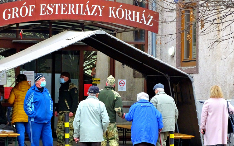 Tömeges oltás a pápai kórházban: Nagyon jó szervezésről számolnak be beoltottak