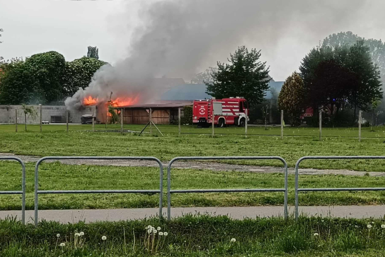 Egy tároló gyulladt ki a Vak Bottyán utcában