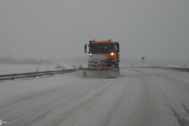 Havazás: Lezárták a 83-as utat a kamionok elől