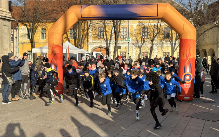 Ostorcsattogtatás és futóverseny az év utolsó napján