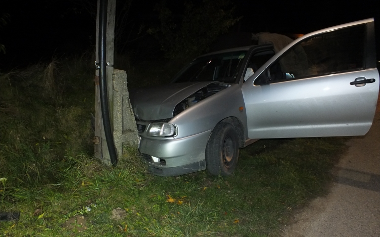 Hamis rendszámú, engedély nélkül elvitt autóval okozott ittasan balesetet Csóton