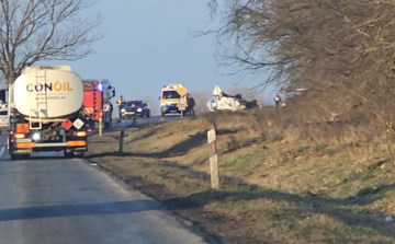 Két autó ütközött Nyárád és Nemesszalók között, teljes az útzár