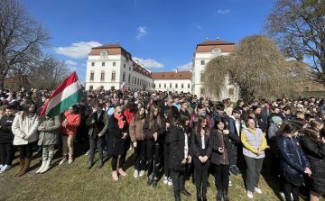 Több mint ezer diák szavalta együtt a Nemzeti Dalt Pápán
