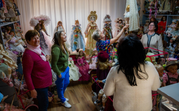Bababarátok találkoztak a Júlia Babaház porcelánbaba múzeumban