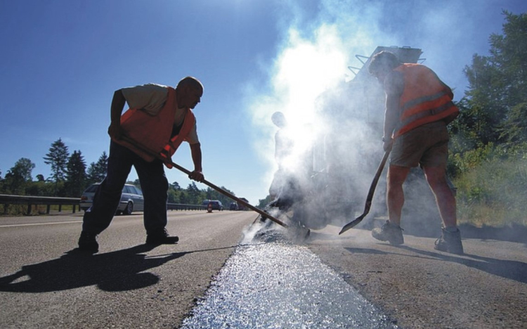 Több szakaszon is javítják az M1-est