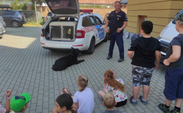 Nyári táboros gyerekek látogattak a Pápai Rendőrkapitányságra