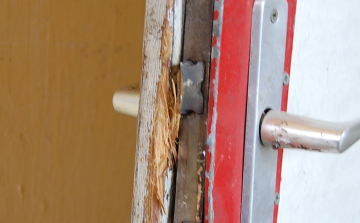 Kétszer is lopott a házból