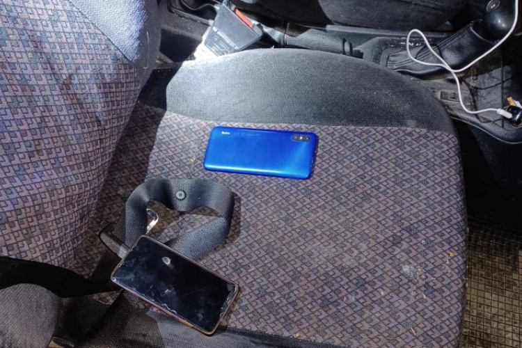 Letartóztatásban maradnak a magukat rendőrnek kiadó csalók