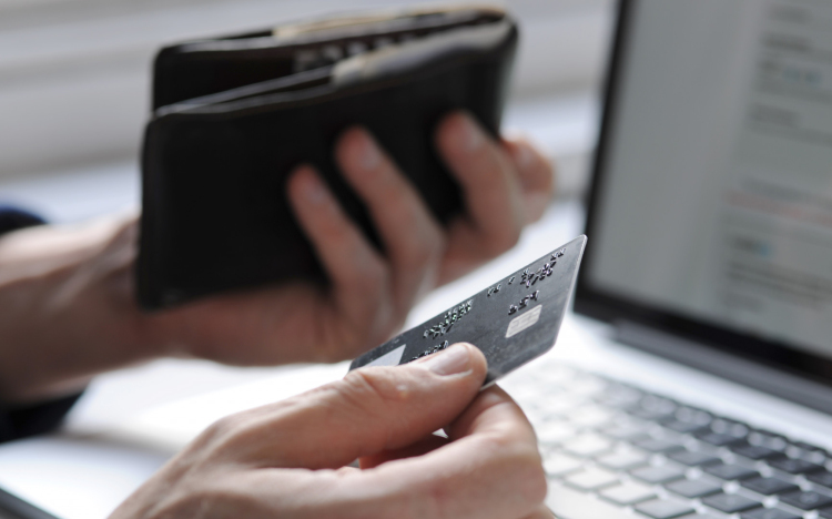 Újabb pápai áldozata lett az online csalóknak