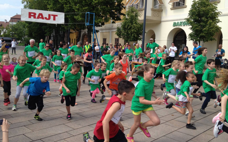 Örömfutás Pápán, a sérült gyermekekért