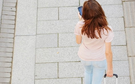 Az utcán próbálta kikapni egy nő kezéből a telefont