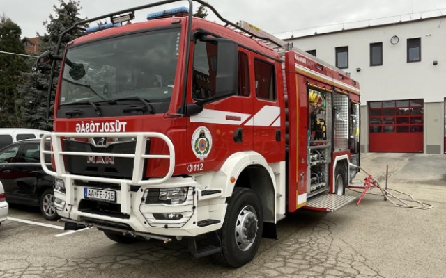 Úgy ütközött össze két autó a Csillag utcában, hogy még a tűzoltók munkájára is szükség volt