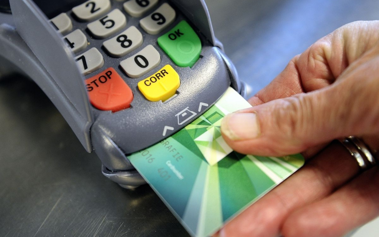 Más bankkártyáját küldte ki neki a bank, elköltötte róla a pénzt