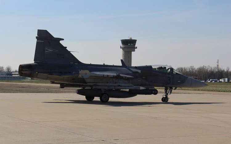 A pápai légiforgalmi irányítók szakszolgálati vizsgája miatt jártak Pápán Gripenek