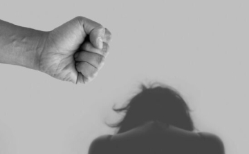 Zaklatta, majd rá is támadt volt élettársára a 22 éves férfi, az egyik Pápa környéki faluban