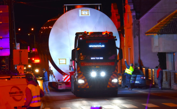 Jókora tartályt szállítottak át a városon