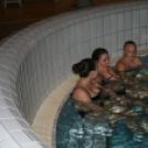 Éjszakai Fürdőzés a pápai Várkertfürdőben