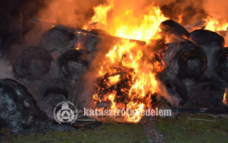 Szalmabálák égtek Pápakovácsinál