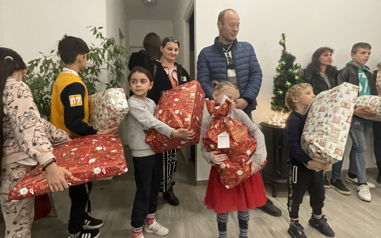 Nehéz sorsú gyermekeket ajándékoztak meg az OTP Ingatlanpontosok