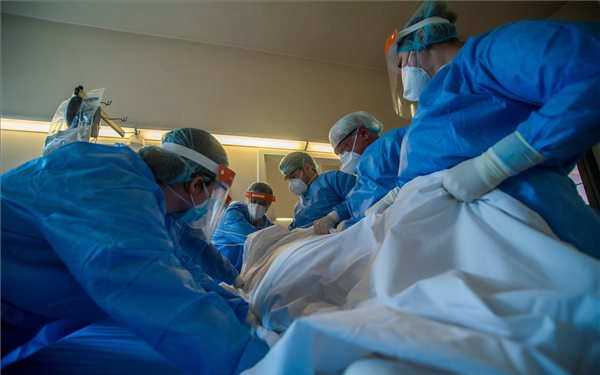 Már csak a kilencedik helyen van a Covid-19 az angliai halálozási okok között