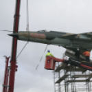 MiG-21 Emlékmű - Pápa - A gép emelése