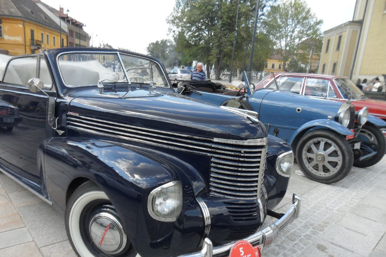 Oldtimer autók kiállítása - Pápa
