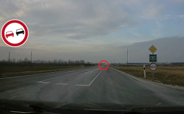 Így pofátlan(tan)ítottak a rendőrök a pápai elkerülőn