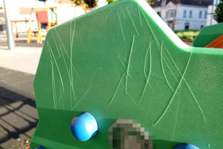 Késsel rongálta meg a Fő téri játszótér egyik mászókáját egy lány