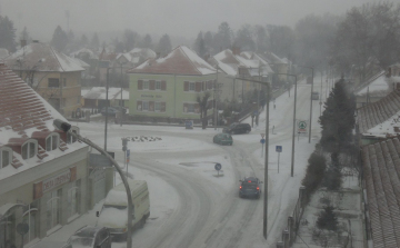 Reggel óta folyamatosan havazik