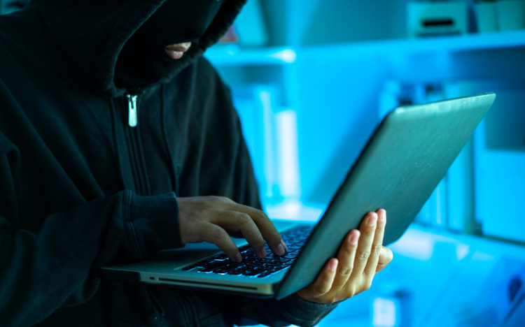 Rákattintott egy ismeretlen linkre a Pápa környéki nő, 1 millió forintja bánta 