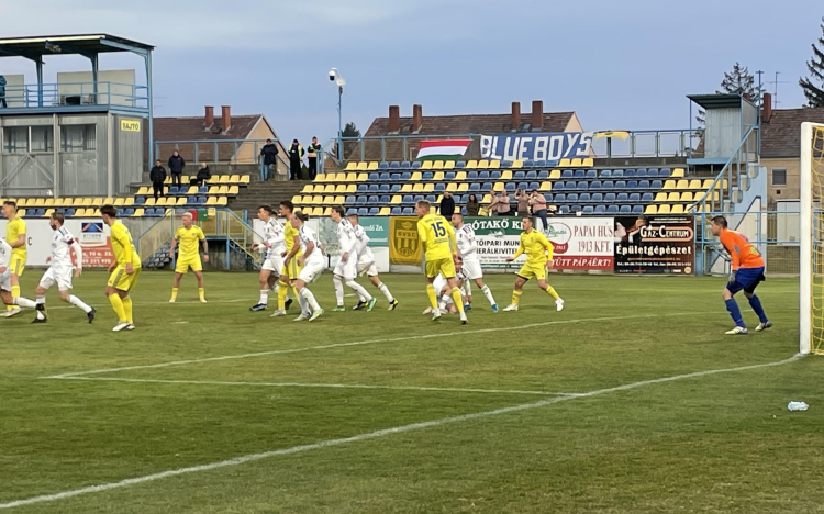 Beleszaladt a késbe a Perutz